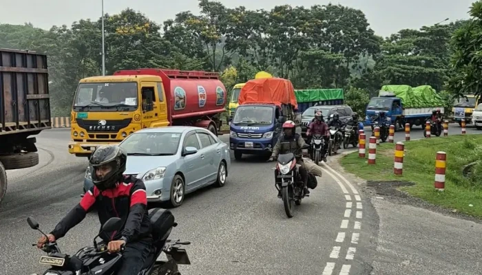 সিরাজগঞ্জে মহাসড়কে যানবাহনের চাপ দ্বিগুণ