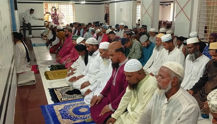 সৌদি আরবের সঙ্গে মিল রেখে বিভিন্ন জেলায় ঈদ উদযাপন