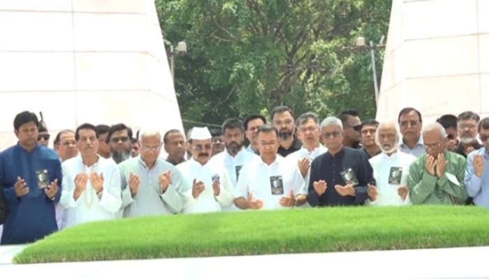 জিয়াউর রহমানের সমাধিতে শ্রদ্ধা জানালেন প্রধানমন্ত্রী