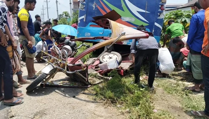 নেত্রকোনায় বাসচাপায় স্ত্রী ও দুই মেয়ে নিহত, হাসপাতালে স্বামী