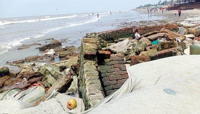 ​কুয়াকাটায় সাগরে গোসল এখন বিপজ্জনক!