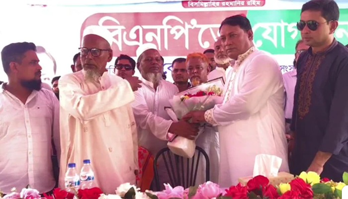 আওয়ামী লীগের ১২শ’ নেতা-কর্মী যোগ দিলেন বিএনপিতে