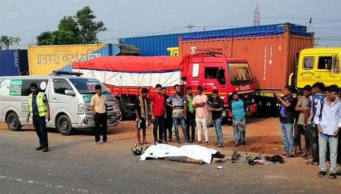 ​দাঁড়িয়ে থাকা বাসে মোটরসাইকেলের ধাক্কা, নিহত দুই