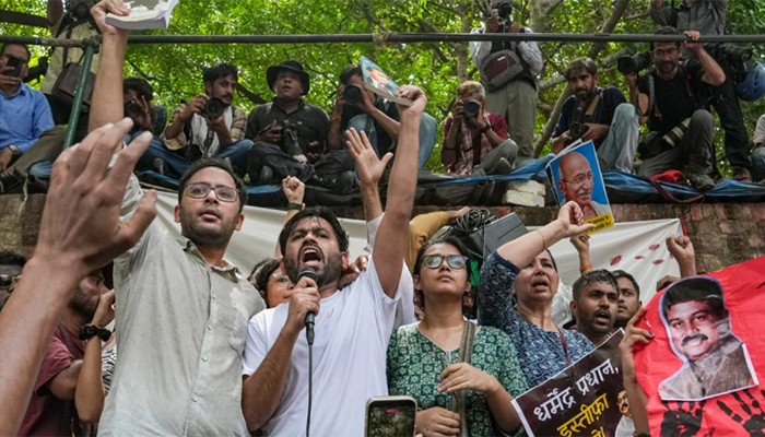 ​মন্ত্রীর পদত্যাগসহ বিক্ষোভে পাঁচ দাবি উত্থাপন ককরোচ জনতা পার্টির