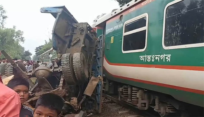 পাহাড়িকা এক্সপ্রেসের সঙ্গে ট্রাকের সংঘর্ষ, রেল চলাচল ব্যাহত