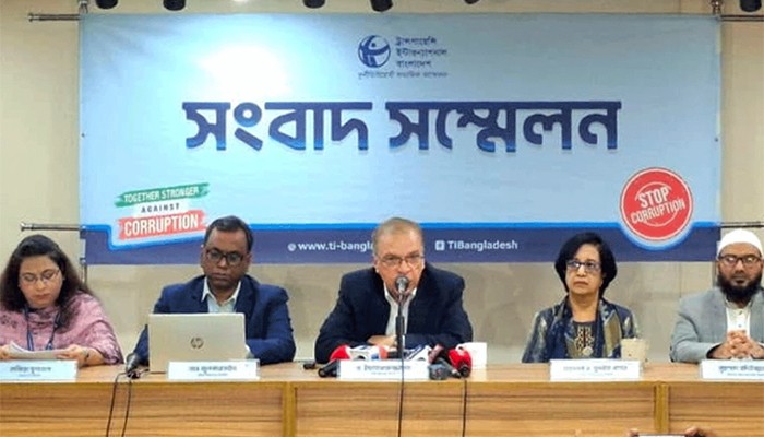 ​দুদকের ক্ষেত্রে সরকার আত্মঘাতী অবস্থান নিয়েছে: টিআইবি