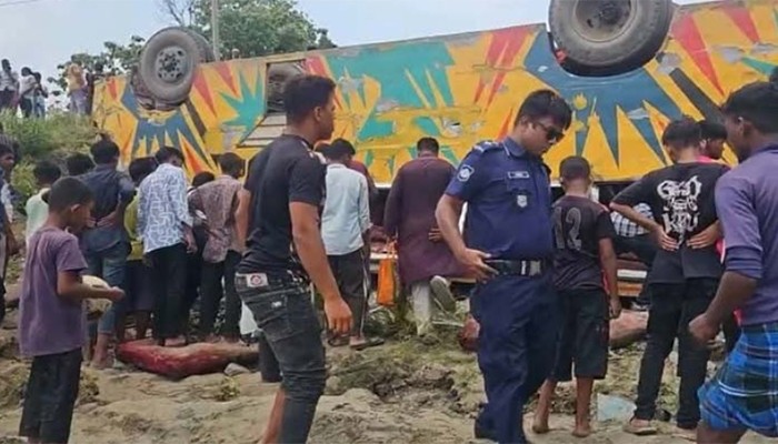 ​ব্রাহ্মণবাড়িয়ায় নিয়ন্ত্রণ হারিয়ে খাদে যাত্রীবাহী বাস, নিহত চার