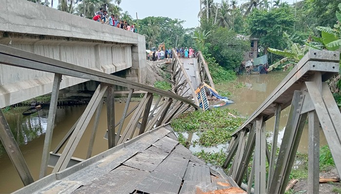​ট্রাকসহ ভেঙে পড়ল বেইলি ব্রিজ, সড়ক যোগাযোগ বিচ্ছিন্ন