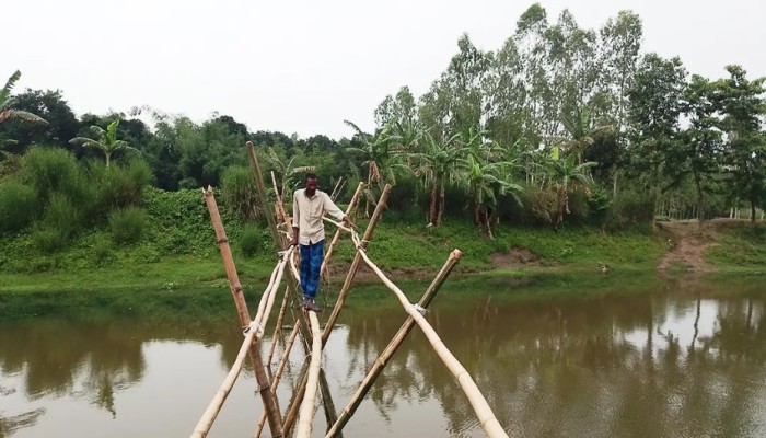 ঝুঁকিপূর্ণ বাঁশের সাঁকোতে পারাপার