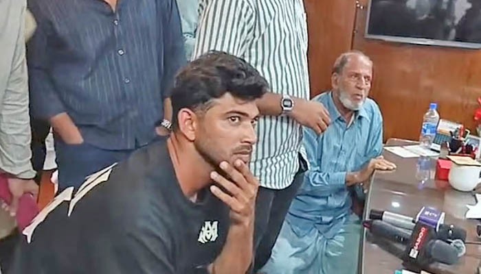 ক্রিকেটার নাঈমকে পিটিয়ে থানায় নিল পুলিশ, এসআইসহ তিনজন প্রত্যাহার