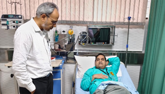 ​সাংবাদিক মুশফিককে দেখতে সিএমএইচে ডা. রফিকুল ইসলাম