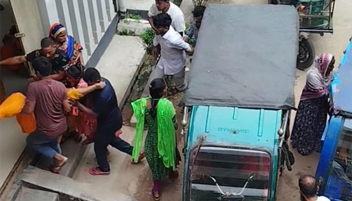 ​গাজীপুরে পোশাক কারখানায় পানি পানের পর অসুস্থ শতাধিক শ্রমিক