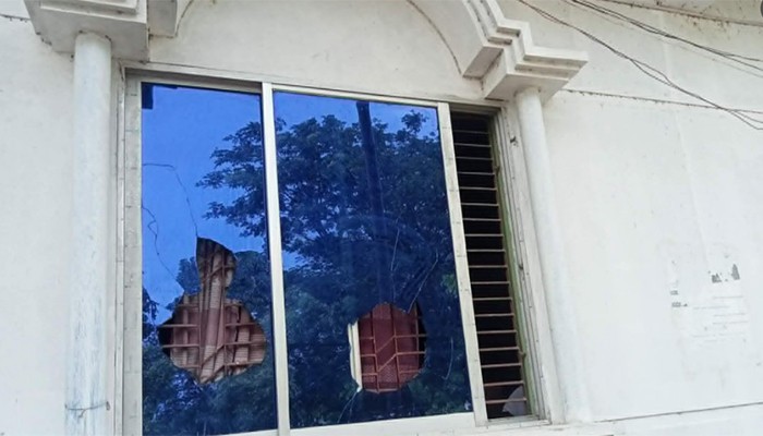 ​লোডশেডিংয়ে ক্ষুব্ধ যুবক ভাঙচুর করলেন বিদ্যুৎ অফিস
