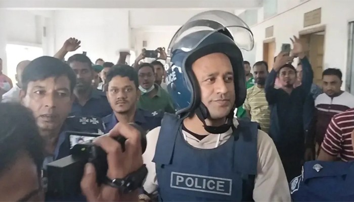 ​ব্যারিস্টার সুমনের দুই মামলার জামিন স্থগিত