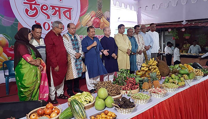 ​প্রেসক্লাবে ফল উৎসব: নতুন প্রজন্মের কাছে দেশীয় ফল তুলে ধরার আহ্বান