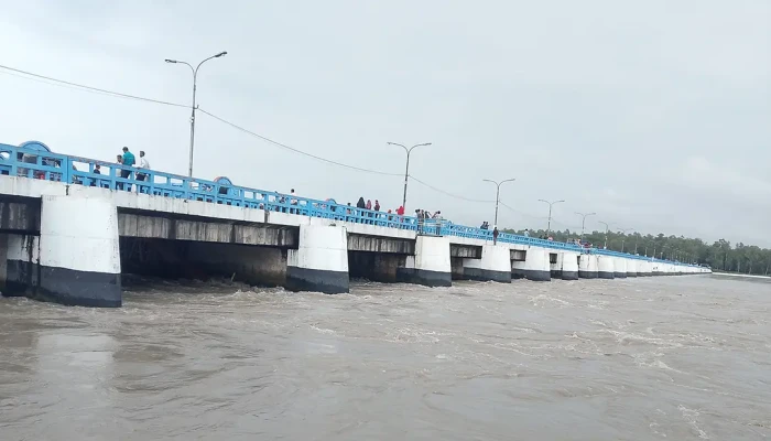 উজানের ঢলে বাড়ছে তিস্তার পানি