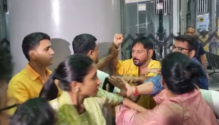 কলকাতা বিমানবন্দরে তৃণমূল-বিজেপি সমর্থকদের সংঘর্ষ