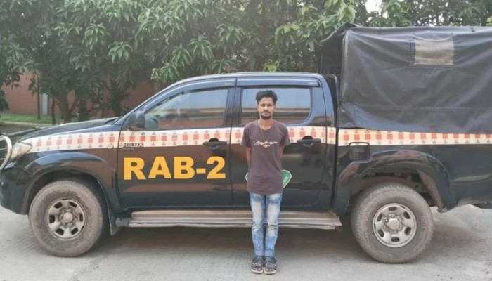 মোহাম্মদপুরের শীর্ষ ছিনতাইকারী মাওরা সোহেল অস্ত্রসহ গ্রেপ্তার