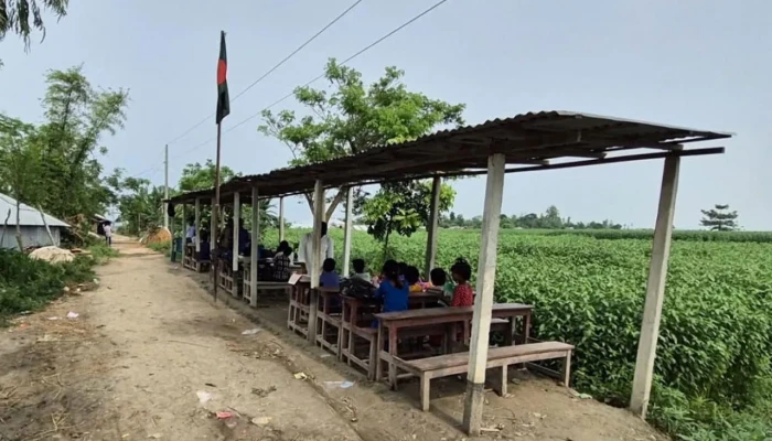 যমুনা নিয়ে গেল বিদ্যালয়, বাঁধের ওপর চলছে পাঠদান