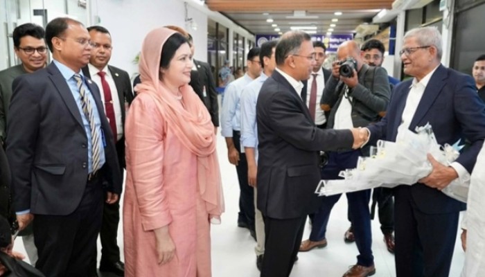 দেশে ফিরেছেন প্রধানমন্ত্রী