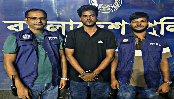 ছাত্রী অপহরণকারী রবিউলকে ঢাকার বিমান বন্দর এলাকা থেকে গ্রেফতার