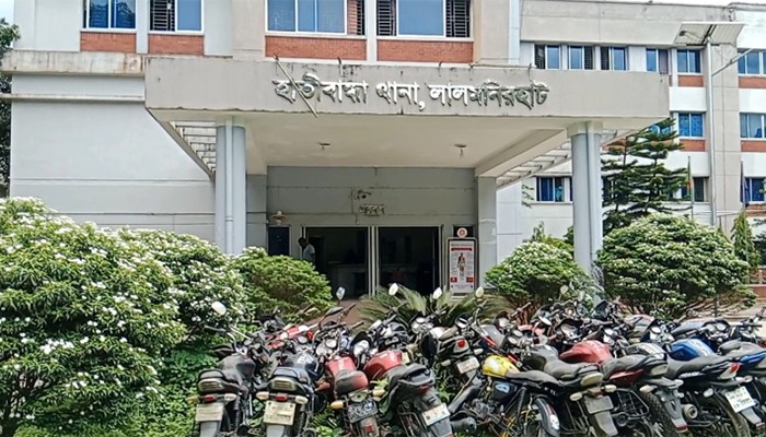 ​দুই পুলিশ সদস্যকে কুপিয়ে পালাল আসামি