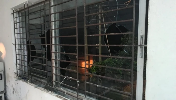 খেলার সময় লোডশেডিং, ক্ষোভে বিদ্যুৎ অফিস ভাঙচুর
