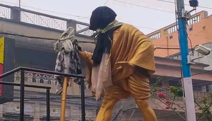 ​গান্ধীর মূর্তির মুখে কালো কাপড়, উত্তপ্ত পশ্চিমবঙ্গ