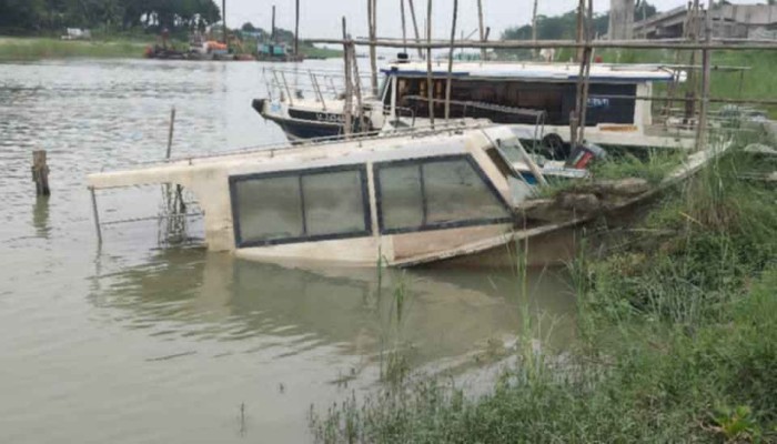 অচল কোটি টাকার নৌ অ্যাম্বুলেন্স: বিপাকে চরবাসী