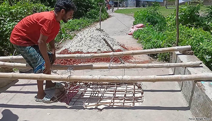 এলাকাবাসীর উদ্যোগে ভাঙা কালভার্ট সংস্কার