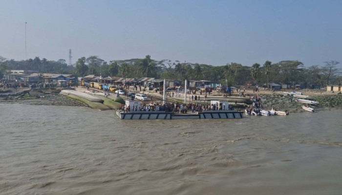 হাতিয়ার সঙ্গে সারা দেশের নৌ চলাচল বন্ধ
