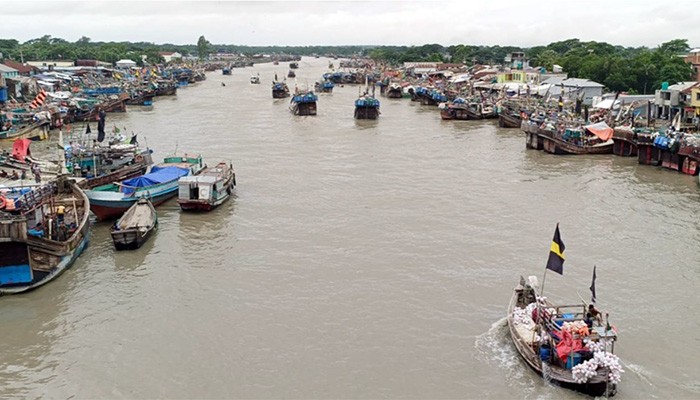 সাগর প্রচণ্ড উত্তাল, শত শত মাছ ধরার ট্রলার ঘাটে