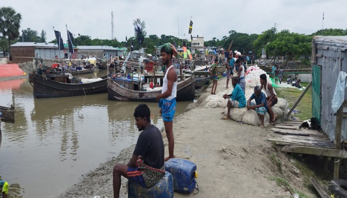 ভরা মৌসুমেও মিলছে না ইলিশ