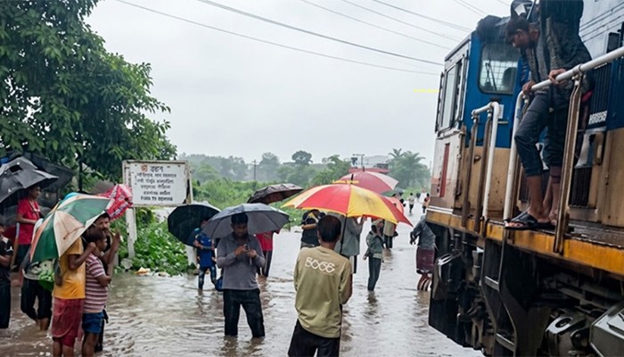 ​রেললাইন তলিয়ে যাওয়ায় আটকে আছে কক্সবাজারগামী ট্রেন