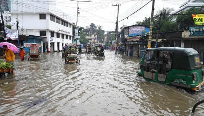 হাঁটুসমান পানিতে ২০০ টাকার ভাড়া ৬০০