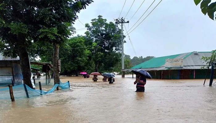 ​টানা বর্ষণে খাগড়াছড়ি প্লাবিত, সড়কে যান চলাচল বন্ধ