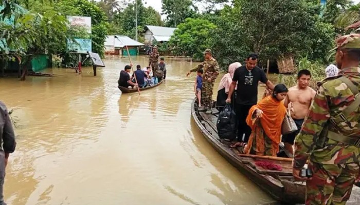 চট্টগ্রামে বন্যা ও পাহাড়ধস মোকাবিলায় সেনাবাহিনীর উদ্ধার কার্যক্রম অব্যাহত