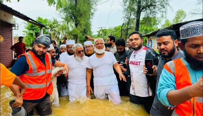 চট্টগ্রামের বন্যাদুর্গত মানুষের পাশে জামায়াত আমির