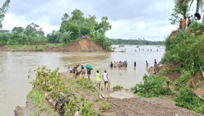 খোয়াই নদীর বাঁধ ভেঙে ২০ গ্রাম প্লাবিত
