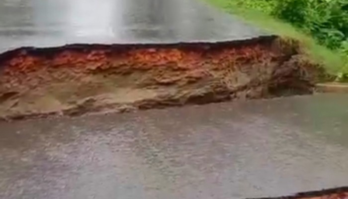 মাগুরায় কালভার্ট ধসে পড়ে যোগাযোগ বিচ্ছিন্ন