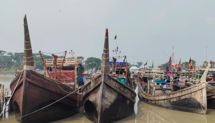 ট্রলিংবোটের দখলে কুয়াকাটার মৎস্য আহরণক্ষেত্র
