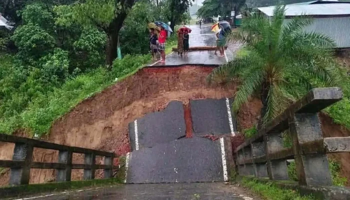 বান্দরবান-রাঙ্গামাটি সড়কে ধসে পড়েছে সেতু, যোগাযোগ বিচ্ছিন্ন