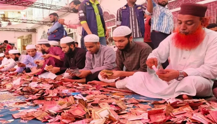 শাহজালাল (রহ.)'র মাজারের দানবাক্সে টাকার স্তুপ