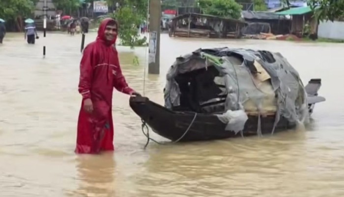 গাড়ির পরিবর্তে মহাসড়কে চলছে নৌকা