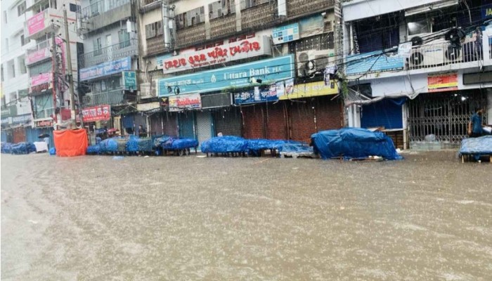 বৃষ্টিতে ডুবল নিউমার্কেট, বিপাকে নিম্নআয়ের মানুষ