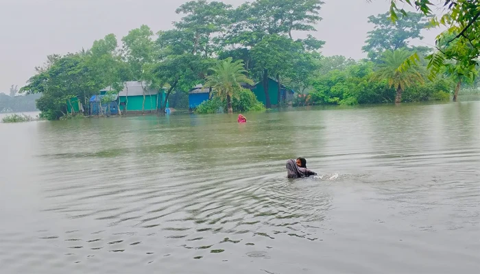 পানিতে তলিয়ে আছে ৮০ গ্রাম, দুর্ভোগে হাতিয়া দ্বীপের বাসিন্দারা