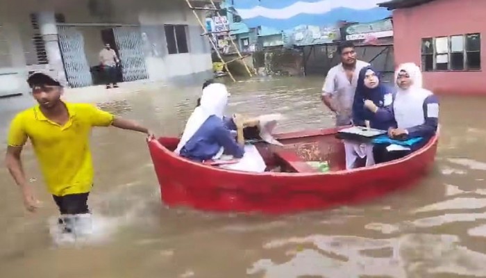 কুমিল্লায় নৌকায় চড়ে কেন্দ্রে এইচএসসি পরীক্ষার্থীরা