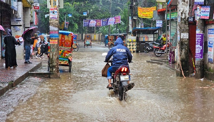 ​তিন দিনের টানা বৃষ্টিতে টাঙ্গাইলে জলাবদ্ধতা, স্থবির জনজীবন