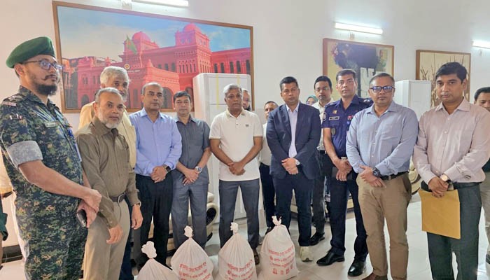 বন্যাদুর্গতদের জন্য বিপিসির ত্রাণ প্রদান