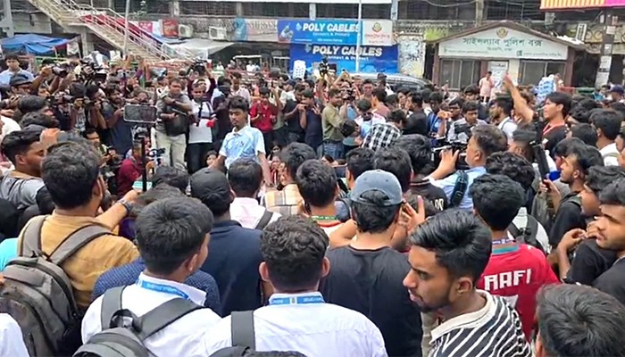 শিক্ষামন্ত্রীর পদত্যাগের দাবিতে সড়ক অবরোধ শিক্ষার্থীদের